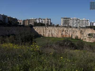 Salutiamo i due residenti ed entriamo quindi in questo posto desolato grande all�incirca 300 metri per 200 che fu scavato tra gli anni 60 e 70